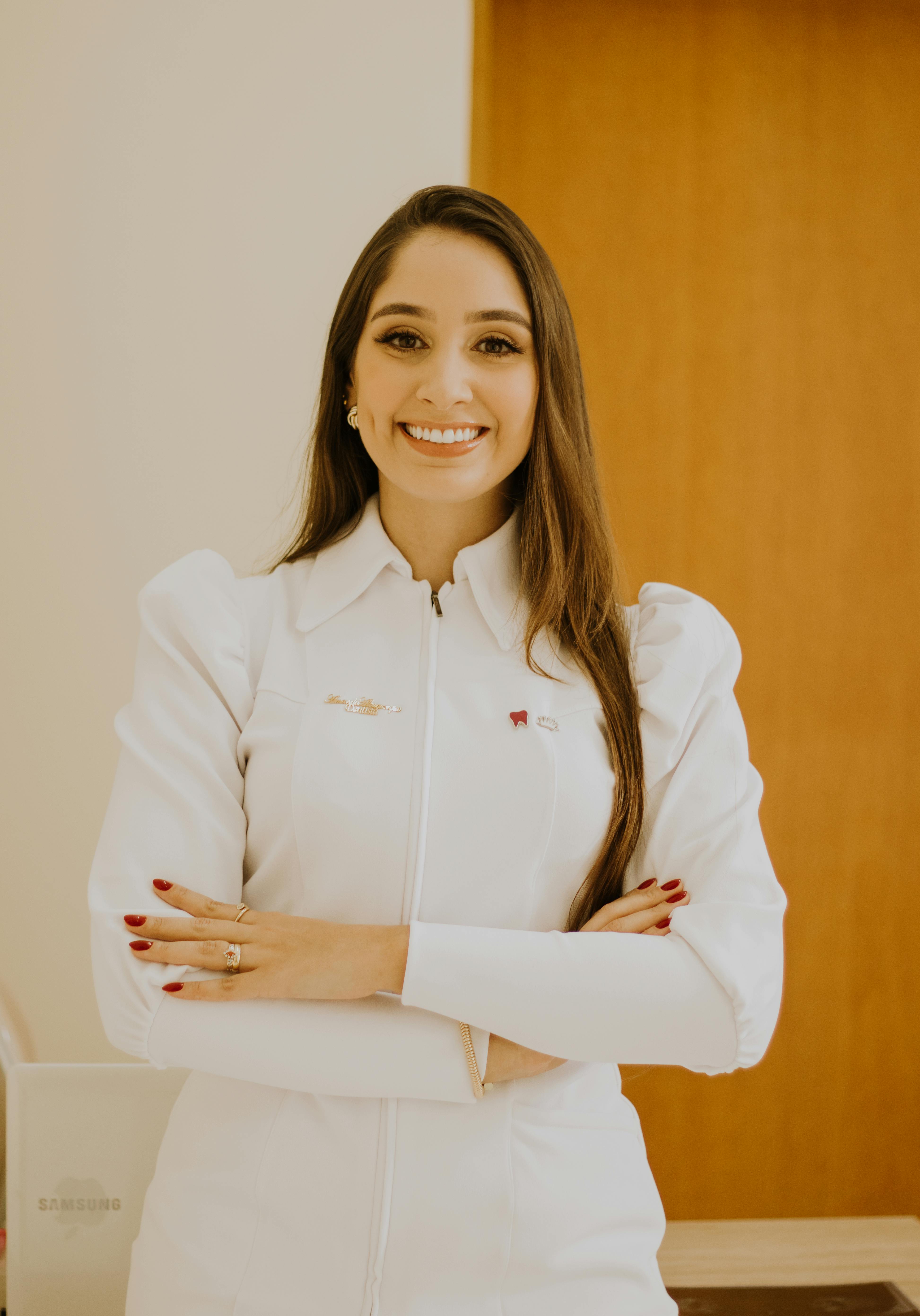 Profissional de saúde e estética que usa o sistema TeclaHub